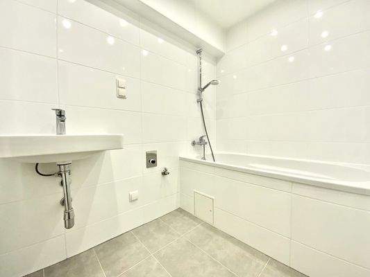 neu ausgestattetes Bad mit Badewanne