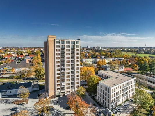 Das Gebäude mit angrenzendem Neubau