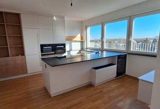 Wunderschöne, moderne offene Küche mit traumhaftem Ausblick