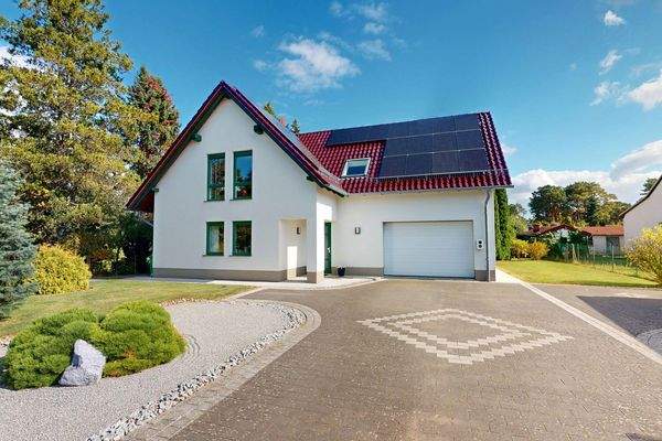 Vorderansicht mit Hof (Westen)