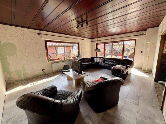 Großes sonniges Wohnzimmer