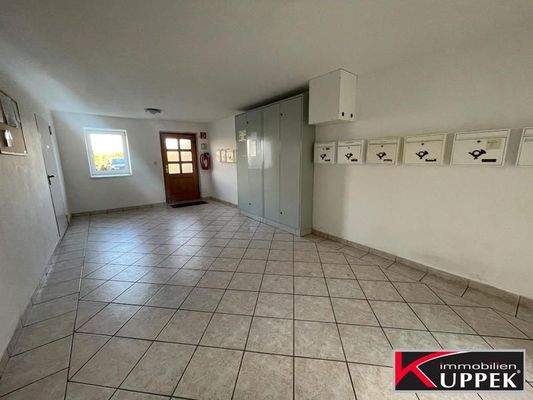 Foyer mit Postkästen