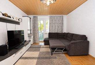 Wohnzimmer mit Balkon