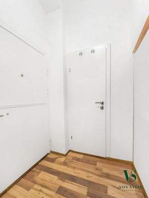 Eingangsbereich mit Sicherheitstüre