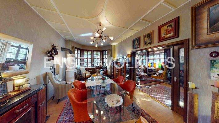 Gemütlicher Essbereich mit Kamin