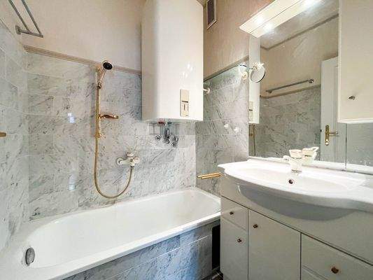 Badezimmer mit Wanne