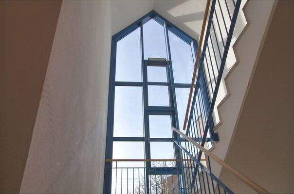 Lichtdurchflutetes Treppenhaus