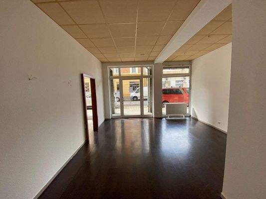 2. Gewerberaum mit Blick zum Eingang.jpg