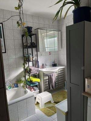 Großzügiges Badezimmer mit zwei Fenster 