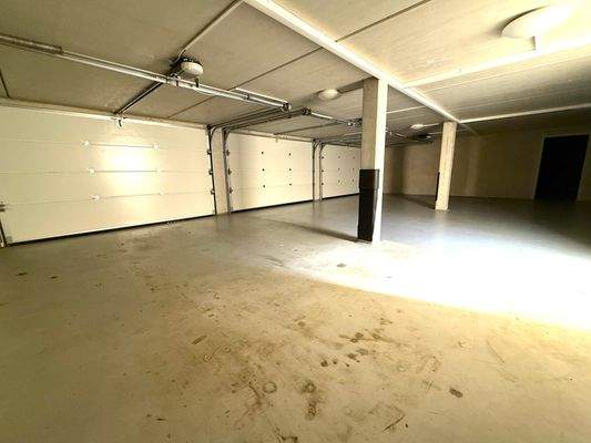 Innenansicht der Vierfachgarage 
