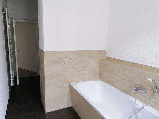 Bad 1 mit Wanne, Dusche, Fenster 