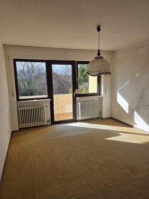 Schlafzimmer im Obergeschoss mit Blick auf Balkon