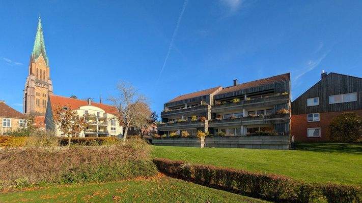 Außenansicht mit Dom im Hintergrund