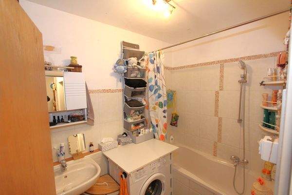 ... geräumiges Badezimmer...