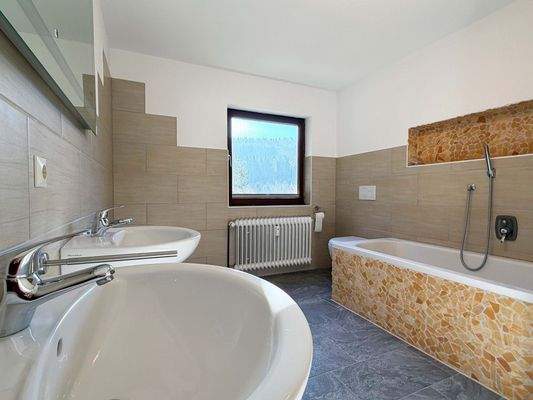 Bad: Entspanntes Bad am Abend mit Blick ins Grüne durch das Fenster