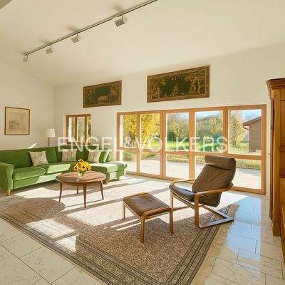 EG: Lichtdurchflutetes Wohnzimmer mit Zugang zur Terrasse (KI)