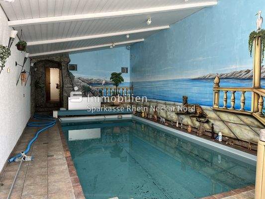 Schwimmbad im Innenbereich mit heller Decke