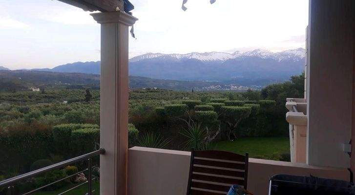 Kreta, Kalyves: Einstöckige Villa mit freiem Bergblick zu verkaufen