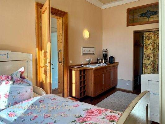 Zimmer im 1. OG mit kleiner Küchenzeile und angren