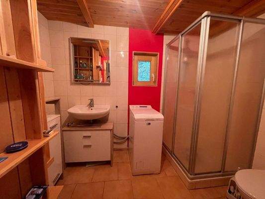 Bad mit Dusche und WC