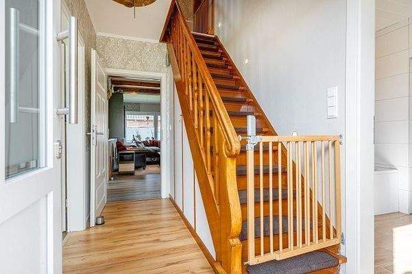 Vollholztreppe im Eingangsbereich