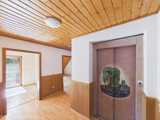 Flur mit Personenaufzug