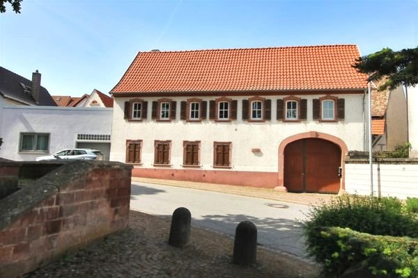 Straßenfront mit Tordurchfahrt