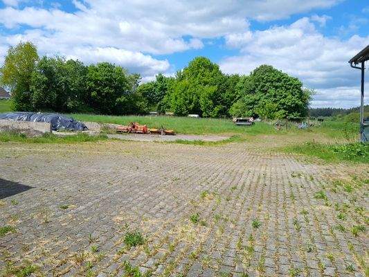gepflasterte, LKW befahrbare Hofflächen