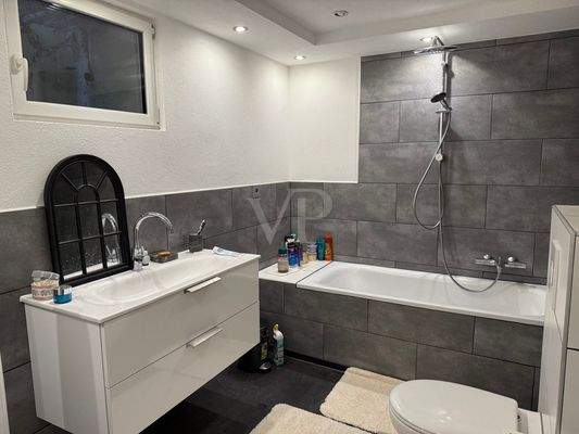 UG-Badezimmer mit Badewanne