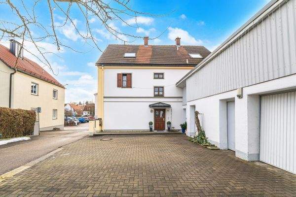 Haus mit Stellplätzen