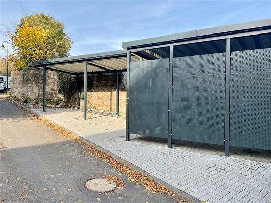 Müll- und Fahrradstellplatz