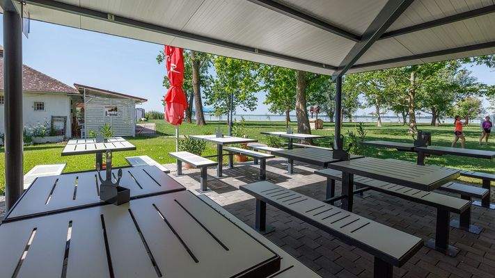 Bewirtungsbereich mit Blick auf den See