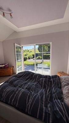 Schlafzimmer mit Blick in den Garten