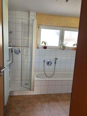 OG-Bad: Dusche und Wanne