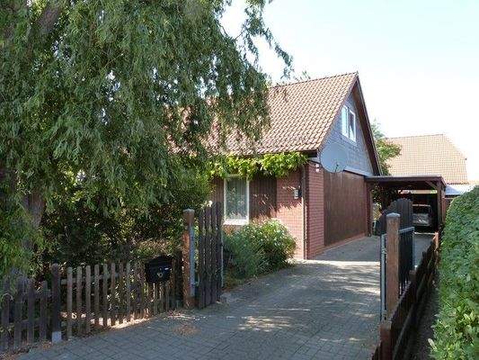 Auffahrt mit Carport