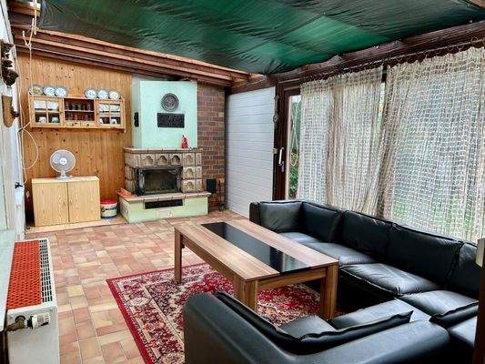 Wintergarten mit Kachelofen