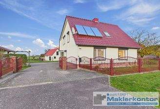 Fassadenansicht und Hofzufahrt