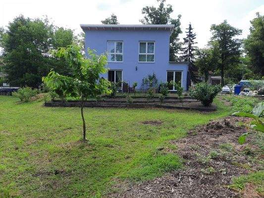 Blick vom Garten zum Haus