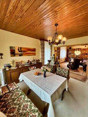 Blick auf das Esszimmer verbunden mit dem Wohnzimmer