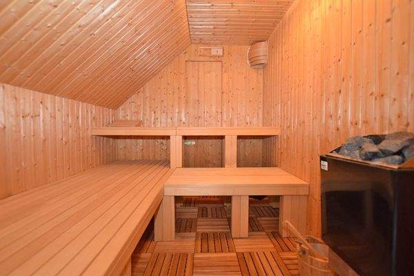 Eine Sauna rundet das Wohlfühlangebot ab