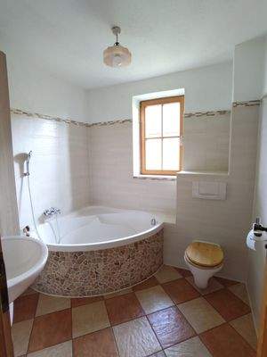 EFH Kraiburg - Foto Bad mit Badewanne und Fenster.jpg
