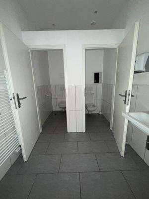 Zwei Toilettenräume