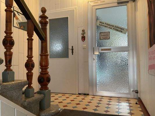 Treppenhaus EG Türen zu Wohnung und Salon