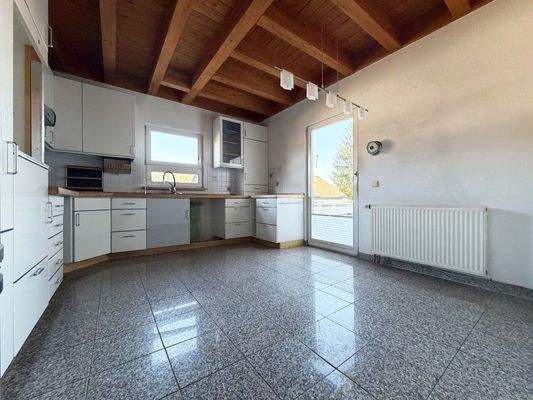 OG Wohnküche: Großzügig, mit viel Platz für gemeinsames Kochen und einem Esstisch plus Sitzgruppe