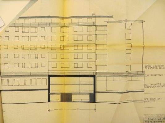 Ansicht von Fußgängerzone auf das Gebäude