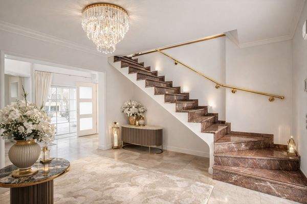 Repräsentativer Eingangsbereich mit freitragender 