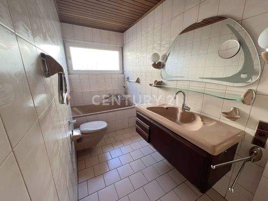 Tageslichtbad mit Badewanne im Erdgeschoss