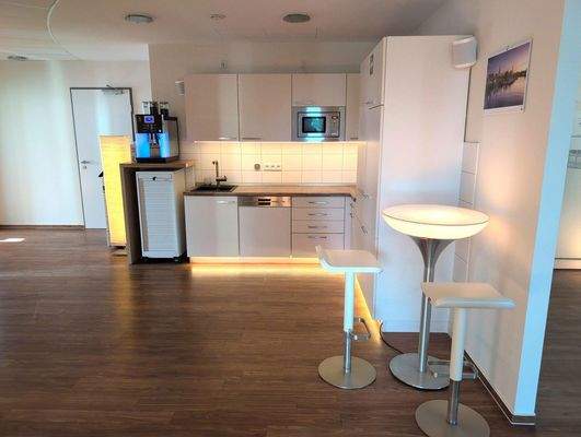 Küche mit Kaffeevollautomat