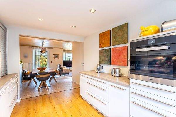 Küche mit Blick in den Essbereich