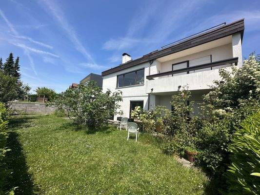 Hausrückseite Garten mt Balkon.jpg